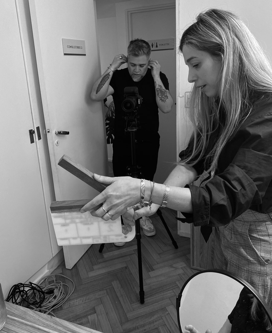 Backstage de May dirigiendo